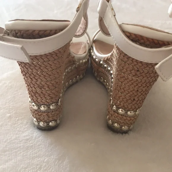 Venus, Ladies, Elegant White & Silver Embellishment Wedge Sandals. Size 6.5 - Picture 5 of 12